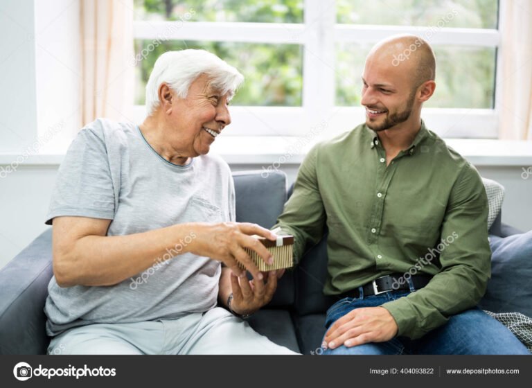 abuelos felices recibiendo cuidados en casa