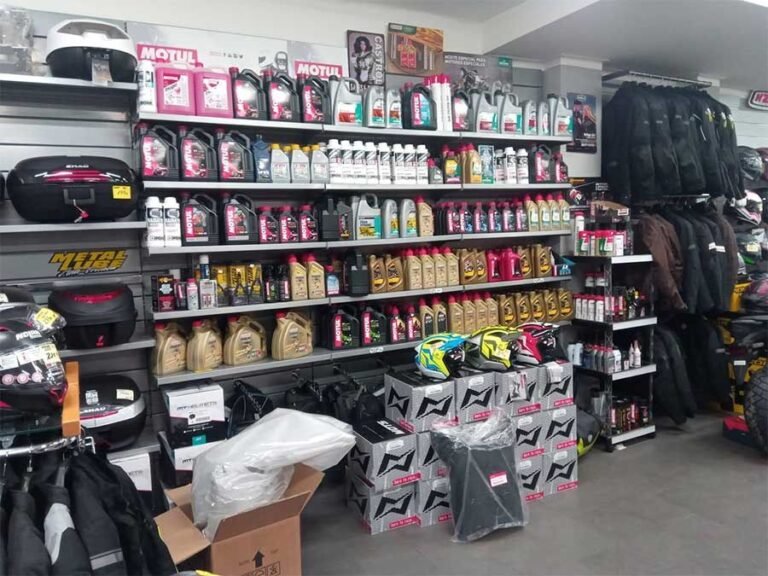 accesorios de moto en una tienda