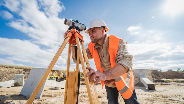 agrimensor trabajando en un campo