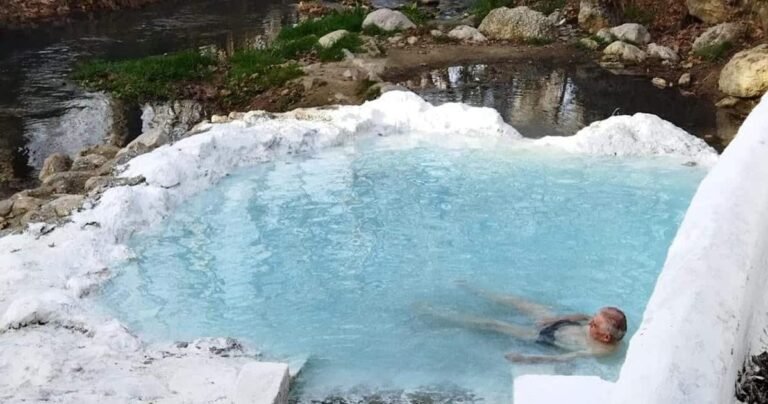 aguas termales rodeadas de naturaleza