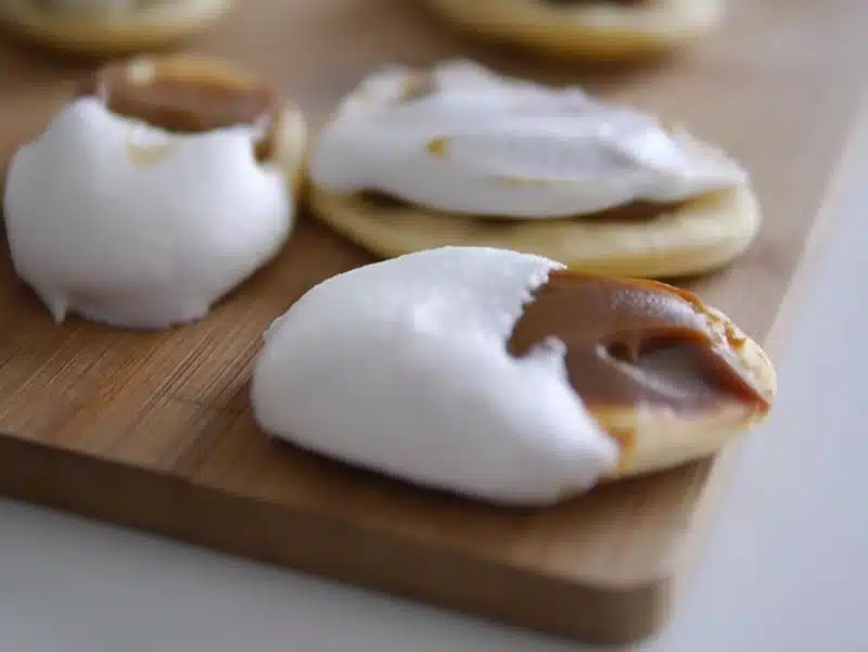 alfajores cordobeses sobre una mesa rustica