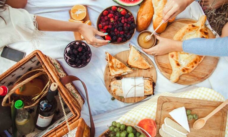 alimentos frescos en una cesta de picnic