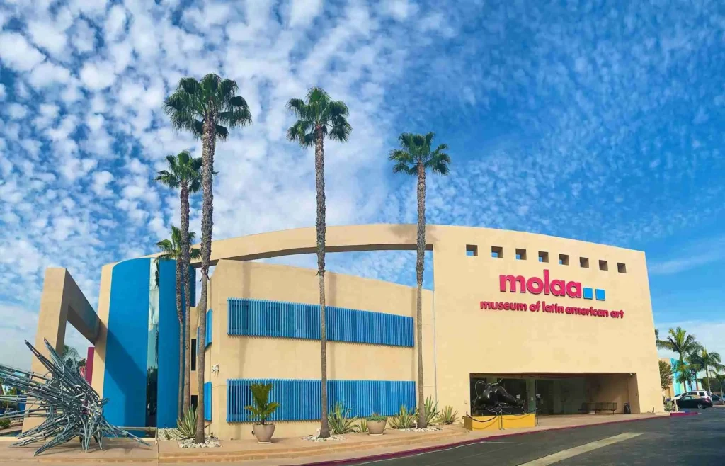 Qué exposiciones y actividades ofrece el Museum of Latin American Art (MOLAA)