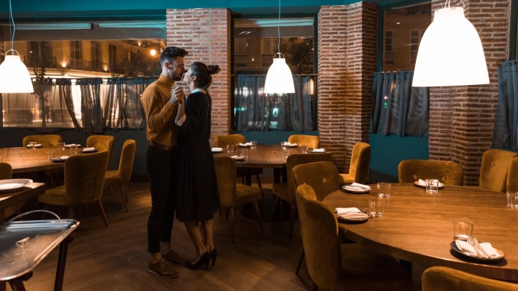 Qué ofrece Las Palmeras Resto Bar en su menú y ambiente