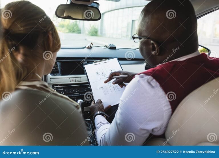 auto en carretera con instructor ensenando