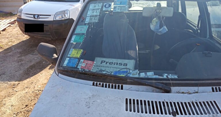 auto estacionado con cartel de vtv vencida