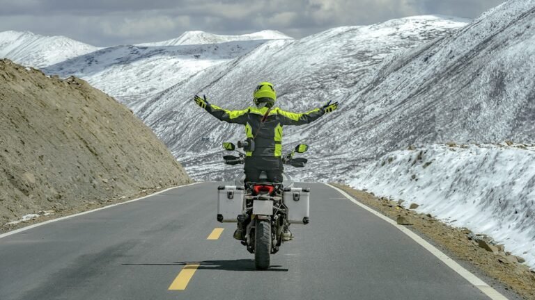 auto y moto en la carretera argentina