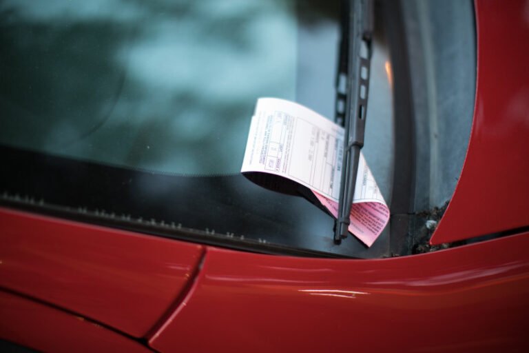 automovil con multa en el parabrisas