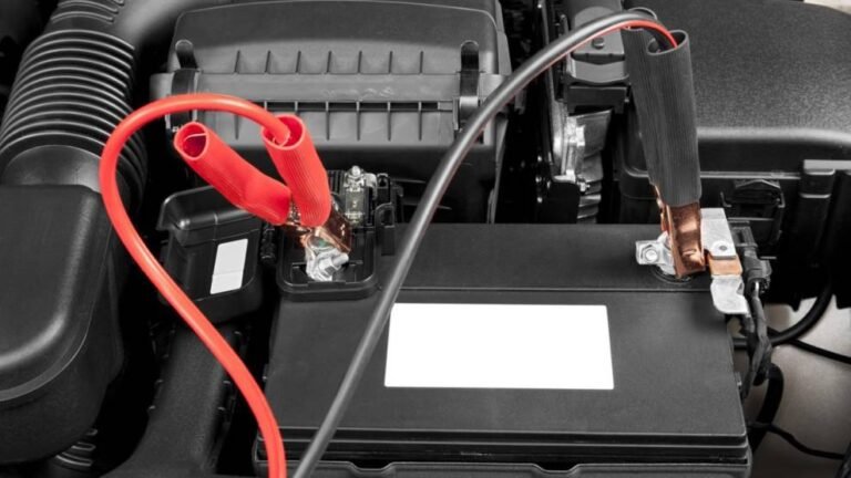 bateria de coche con cables de arranque