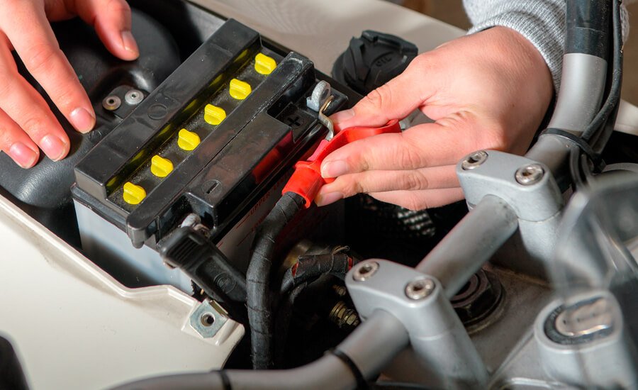Cuánto tiempo dura realmente la batería de una moto y cómo cuidarla