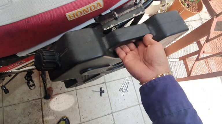 bidon de nafta para moto en accion