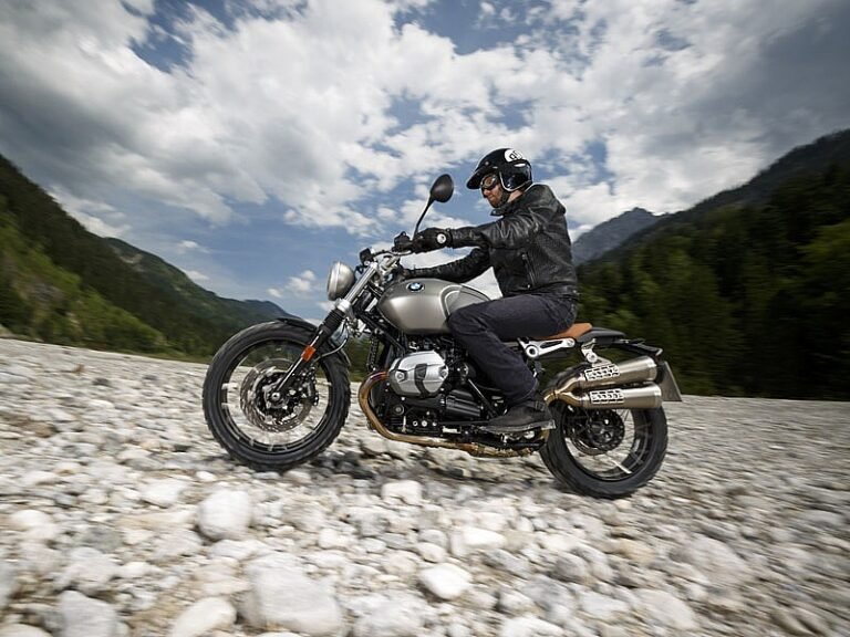 bmw r ninet scrambler en paisaje natural
