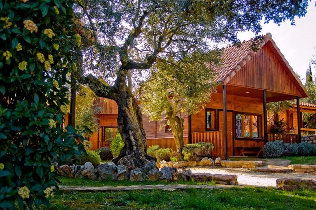 Dónde se encuentra el bungalow Mi Río Colón y qué ofrece