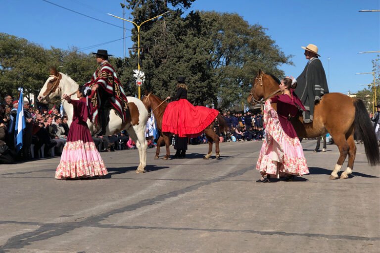 caballos y danzas en festival folklorico
