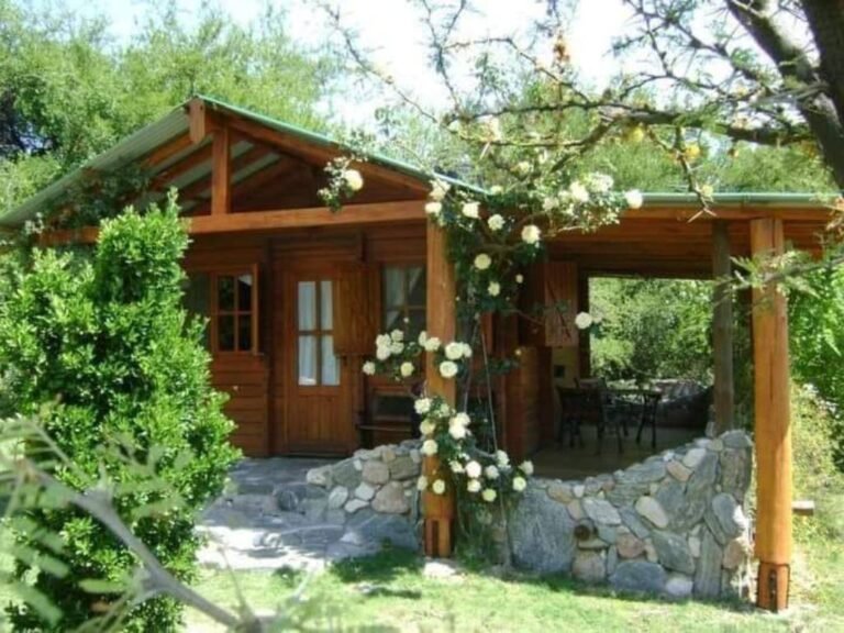cabanas acogedoras en un paisaje serrano