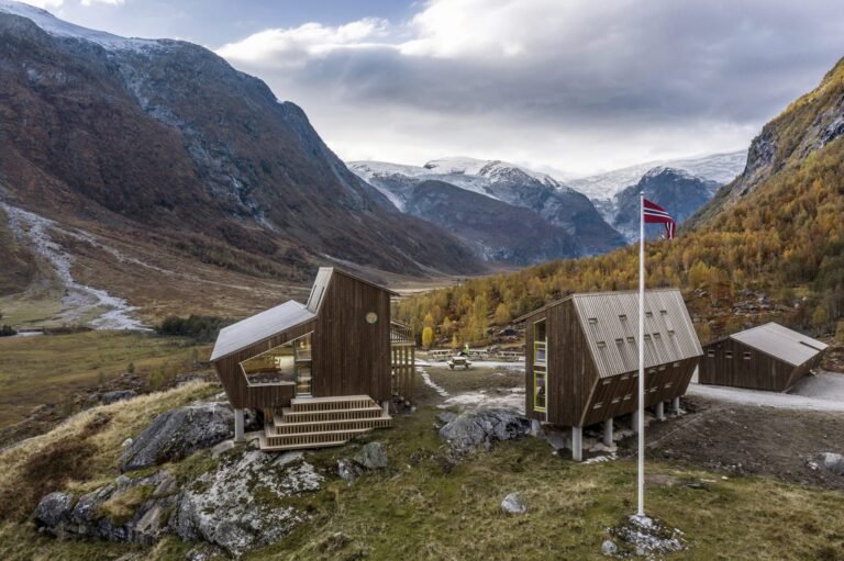 cabanas en un paisaje montanoso