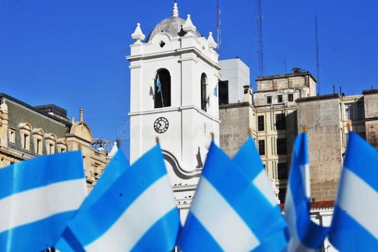 cabildo colonial con bandera argentina ondeando