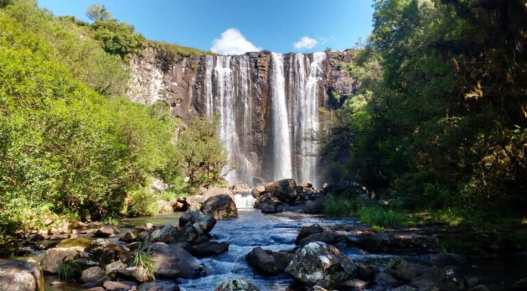 cachoeira do bom jesus con naturaleza exuberante