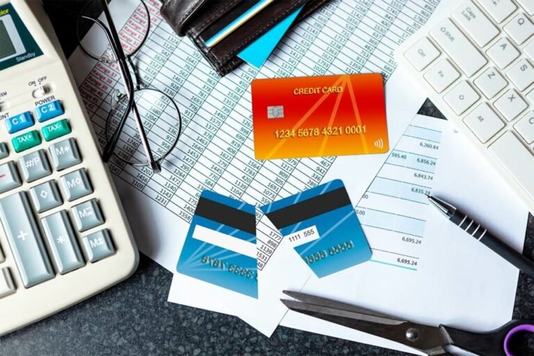 calculadora y documentos financieros sobre deudas