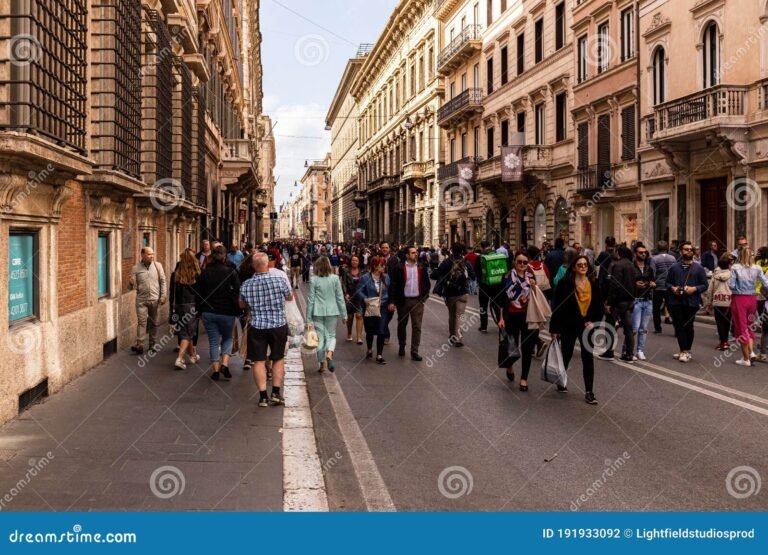 calle con edificios historicos y gente caminando