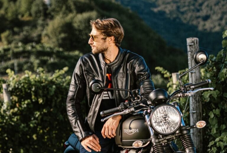 campera de cuero de motociclista en accion