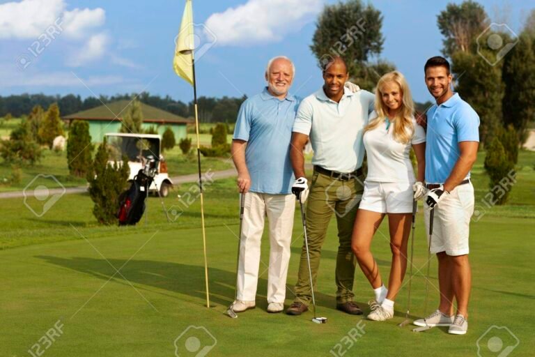 campo de golf con jugadores felices