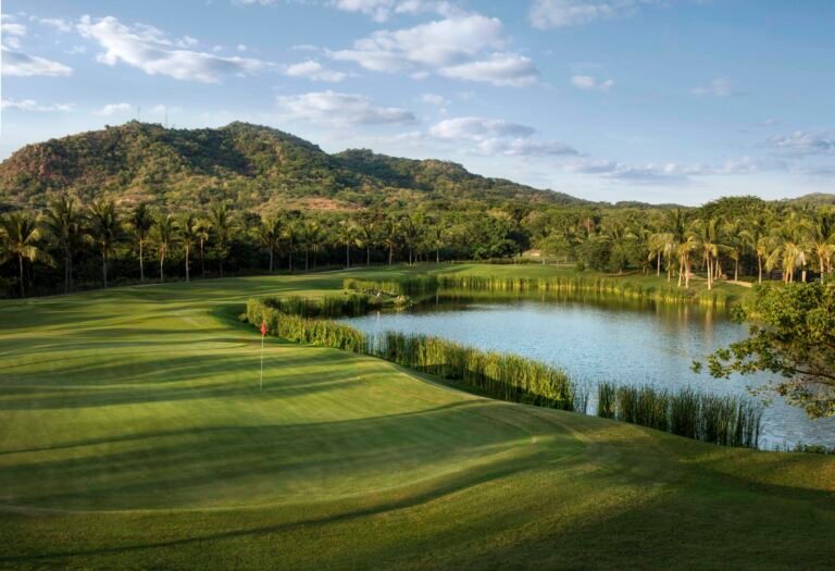 campo de golf rodeado de naturaleza 2