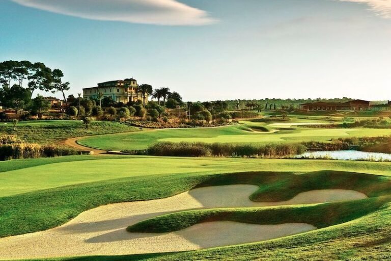 campo de golf rodeado de naturaleza exuberante