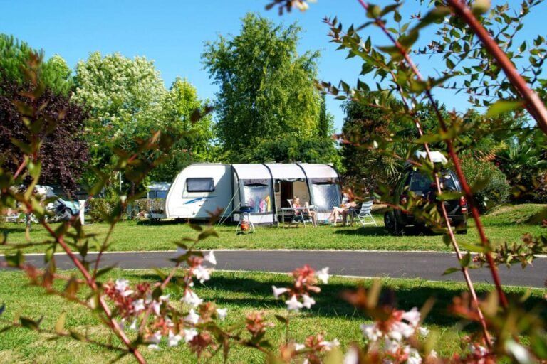 Cuáles son las tarifas del camping Colón en Entre Ríos este año 26 caravana en camping rodeado de naturaleza