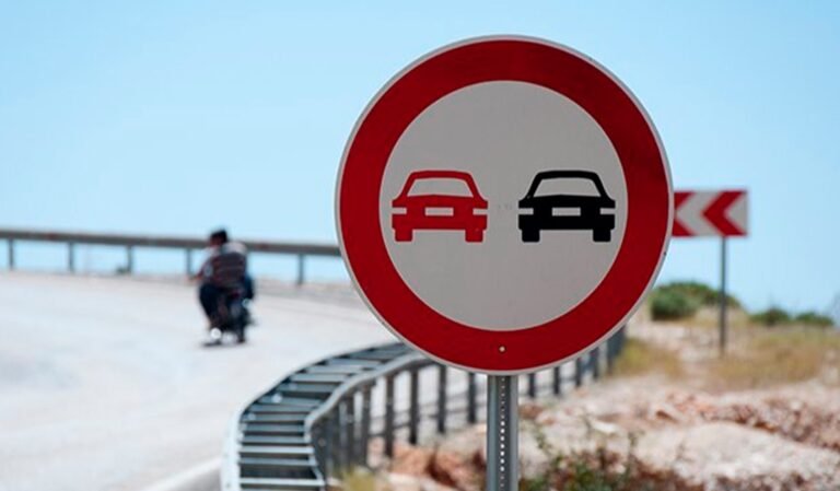 carretera con coches y senales de transito