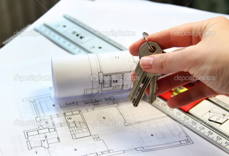 casa con documentos y llaves sobre la mesa