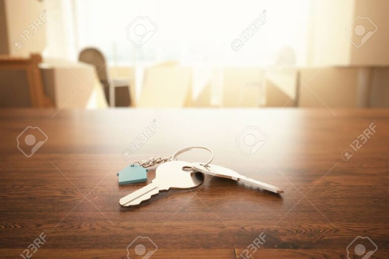 Cuánto es el porcentaje que se paga para escriturar una casa 13 casa con llaves sobre una mesa