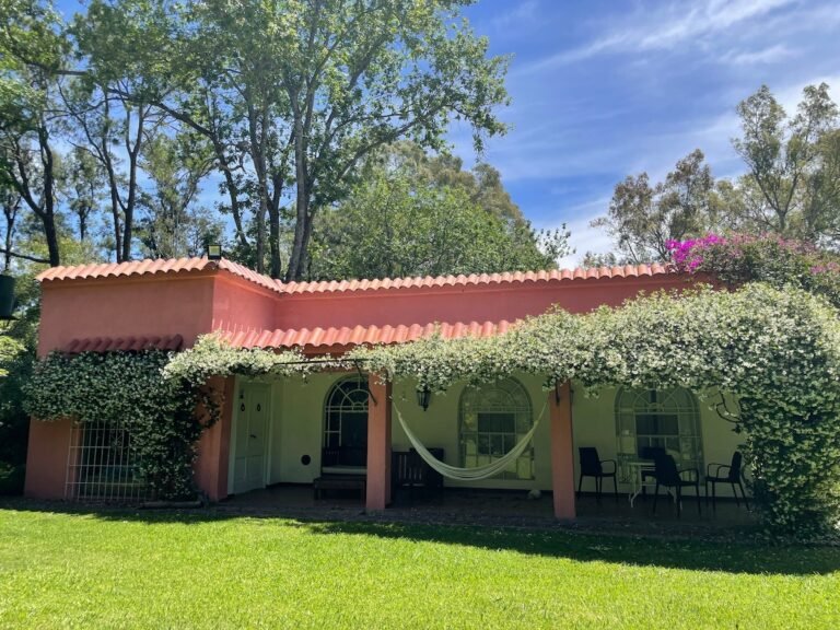Qué características definen las casas de estilo campo argentino 7 casa de campo argentina con jardin verde