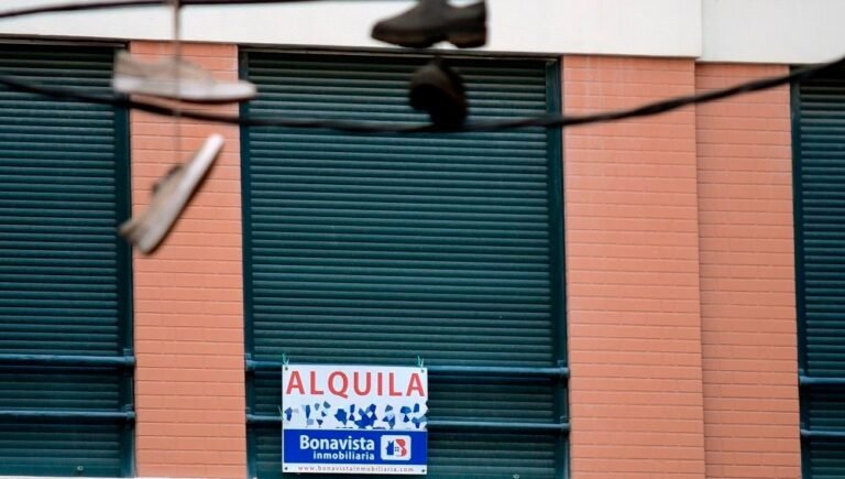 casa en alquiler con cartel de se alquila 1