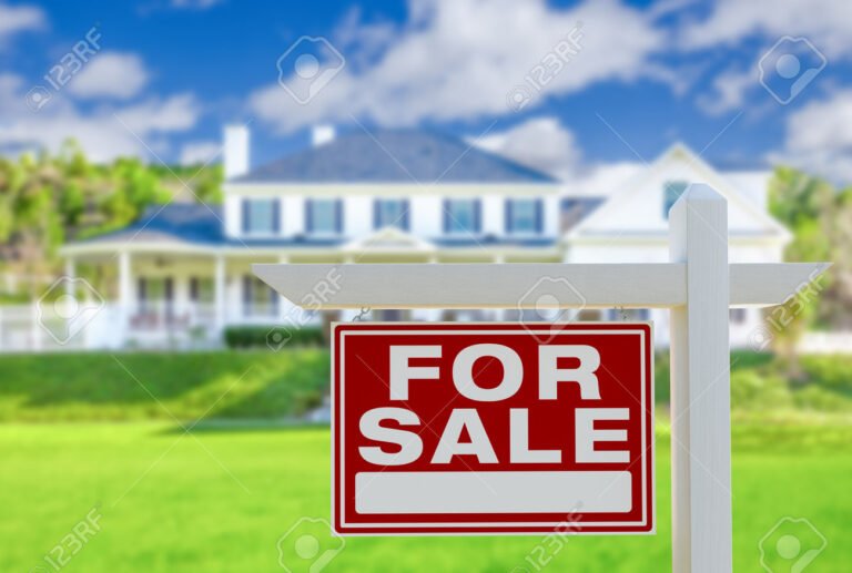 casa moderna con letrero de se vende