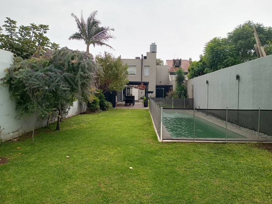 casa moderna en temperley con jardin