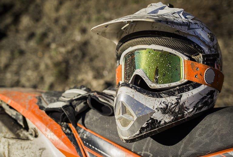 casco enduro con visor en accion