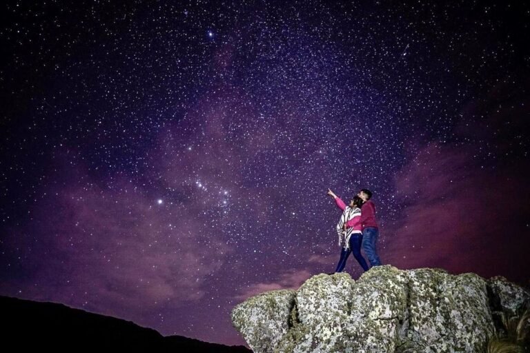 cerro uritorco bajo el cielo estrellado