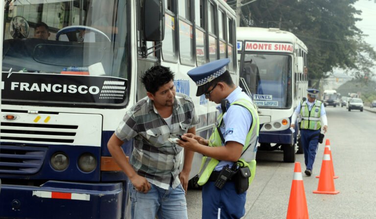 choferes con licencia en un control de transito
