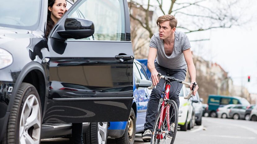 Qué consecuencias legales hay por andar en bicicleta sin casco