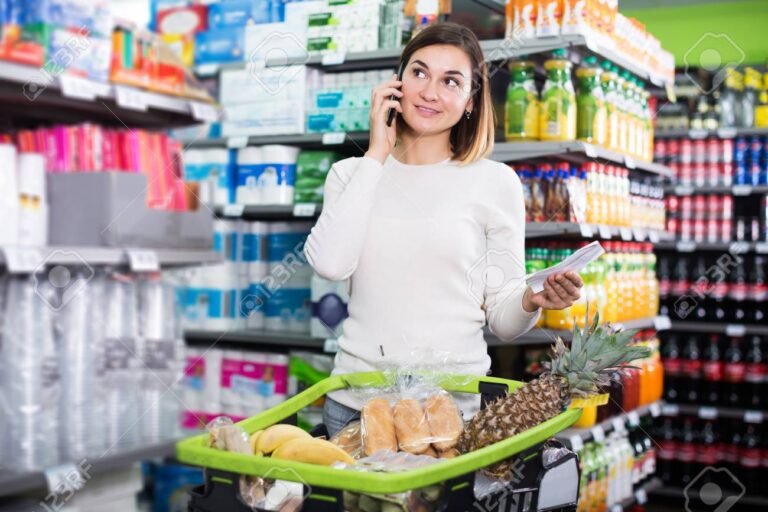 cliente feliz llamando por telefono