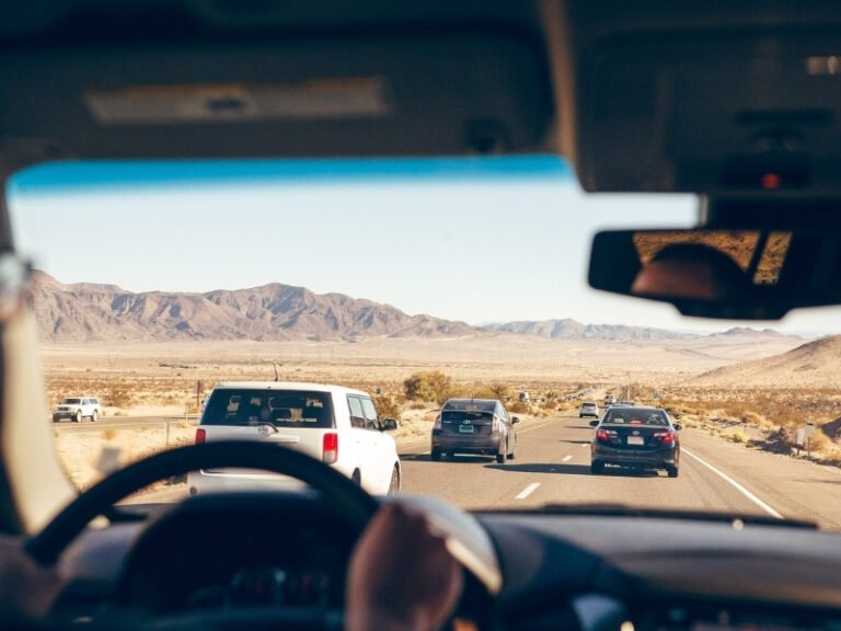 coche en carretera con paisajes cordobeses