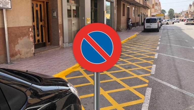 coche estacionado con senal de investigacion