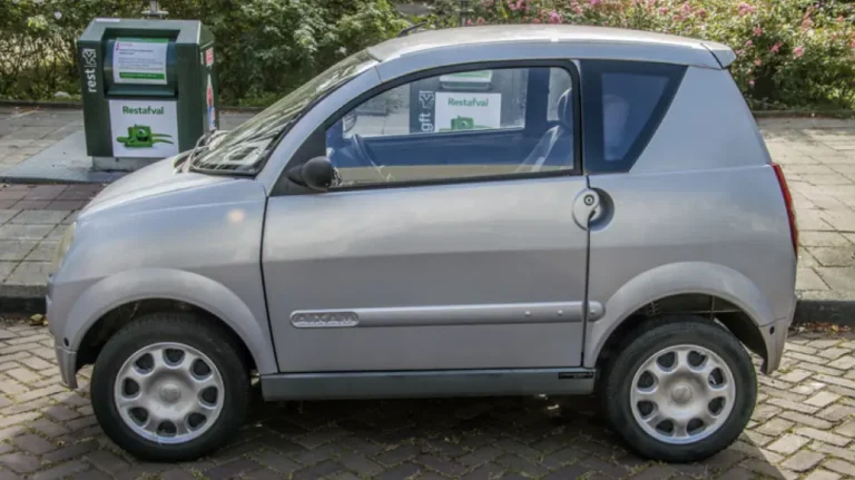 coche sin matricula en la carretera