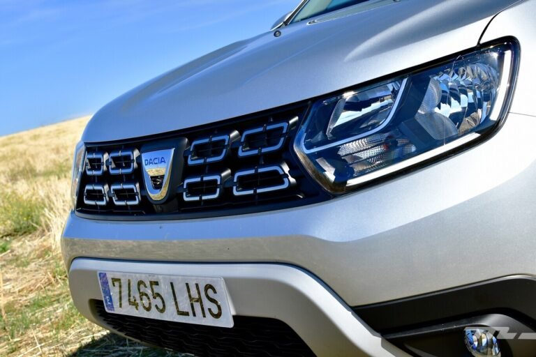 coche sin matricula en una via publica