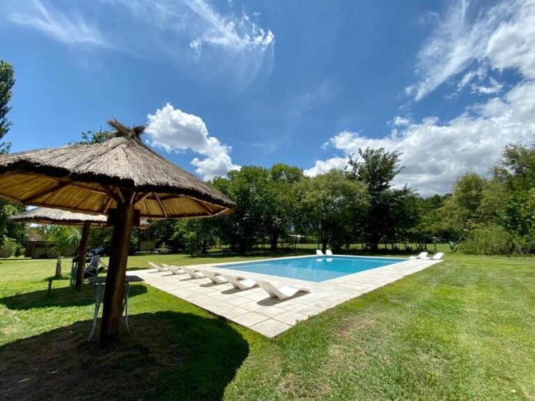 complejo turistico con pileta en naturaleza