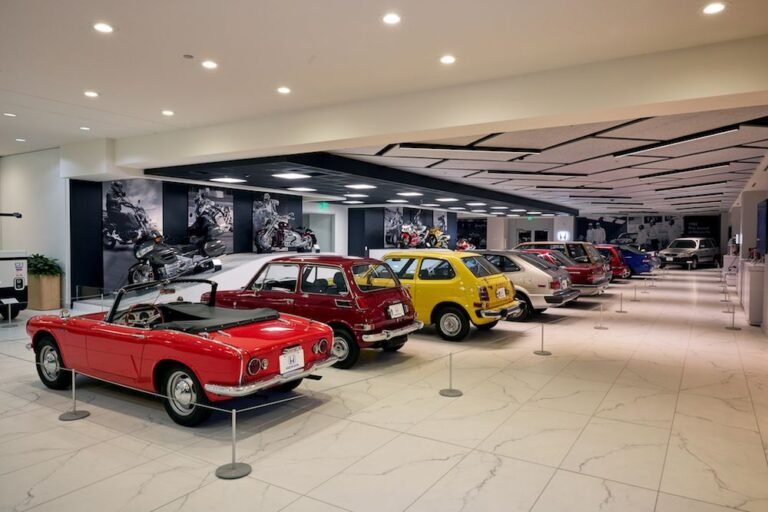 concesionario honda con autos en exhibicion