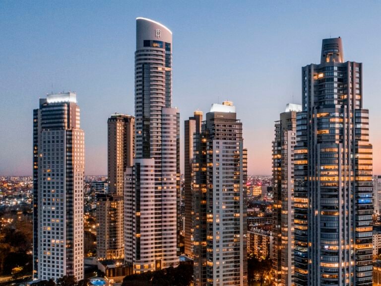 edificio alto en skyline de buenos aires
