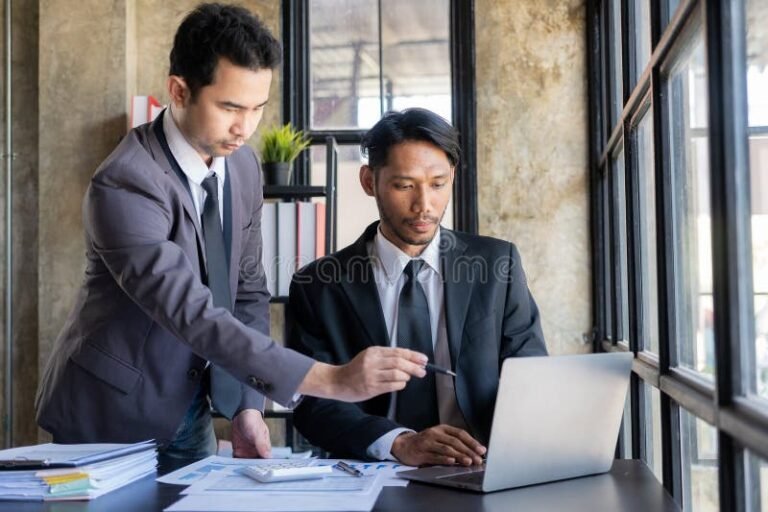empresarios trabajando juntos en colaboracion