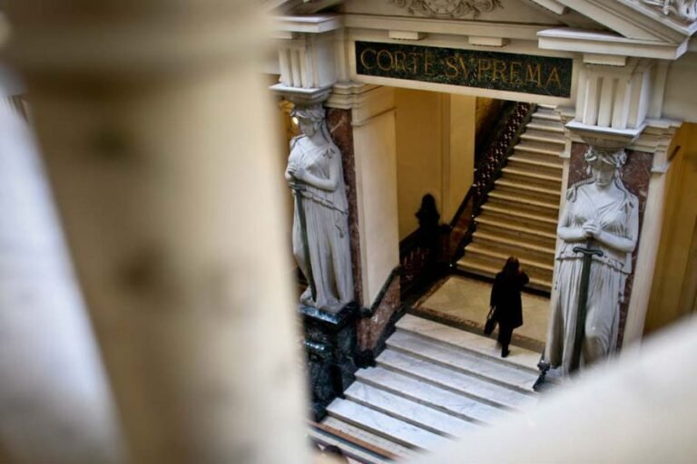 escalera de justicia y documentos legales